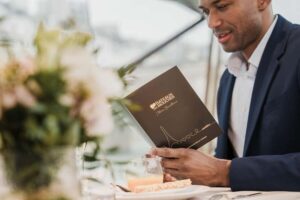 Paris : NYE Special Diner Cruise on the Seine River - From Reception to Table: How the Dinner Cruise Stays Relaxed