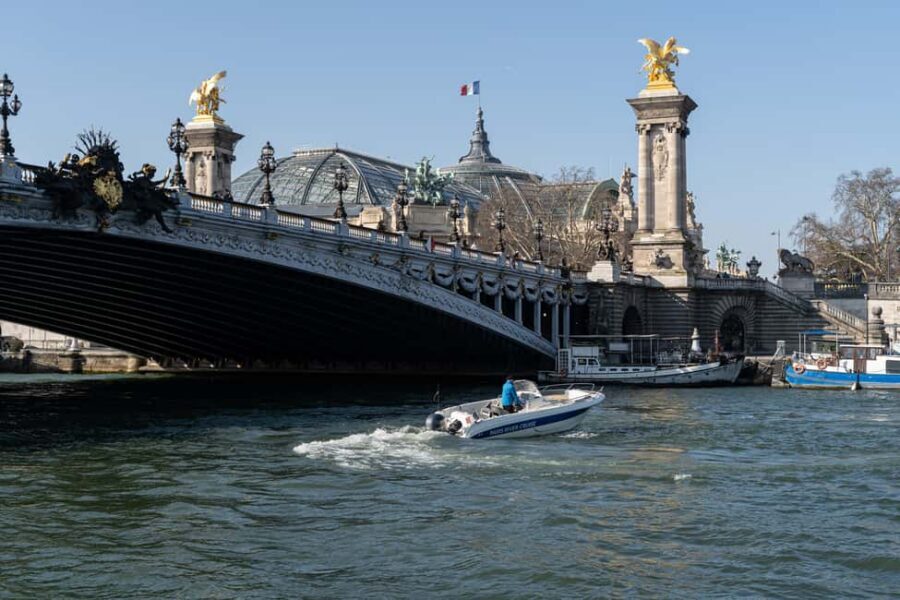 Paris: Private Boat Cruise on Seine River - The best way to get photos that actually look different