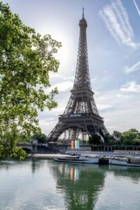 Paris: Seine River Cruise with Champagne from Eiffel Tower - Getting on at Vedettes de Paris near the Eiffel Tower