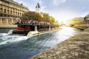 Paris Seine River Sightseeing Cruise with Commentary by Bateaux Parisiens - Boarding at the Eiffel Tower: Easy Start, Watch the Lines