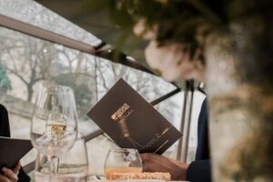 Paris : Valentine's Day Diner Cruise on the Seine river - Île de la Cité and Notre-Dame: where the cruise feels most “Paris”