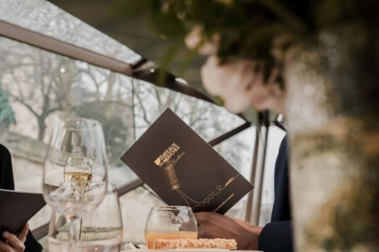 Paris : Valentine's Day Diner Cruise on the Seine river - Île de la Cité and Notre-Dame: where the cruise feels most “Paris”