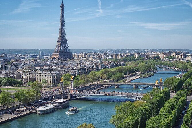 Seine River Cruise with Commentary 1 Hour - Smart dress rules for evening cruises (and why they matter)