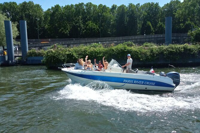 Your Private boat Captain Guide Explore Historical Paris - Île de la Cité and Notre-Dame: medieval Paris from a moving viewpoint